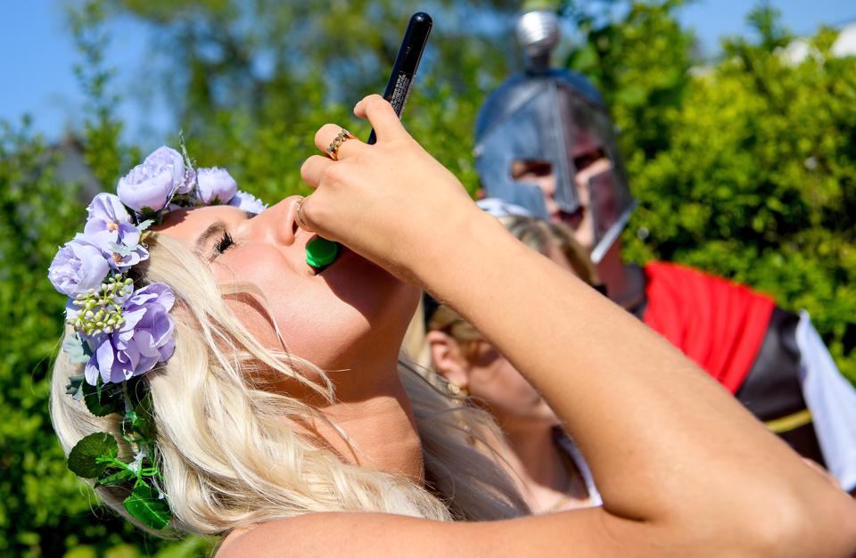 Aalborg Karneval opfordrede i 2021 karnevalsgæsterne til at tage festen hjem i baghaven og besøgte dem lørdag med en karnevalsvogn. <i>Foto: Henrik Bo</i>