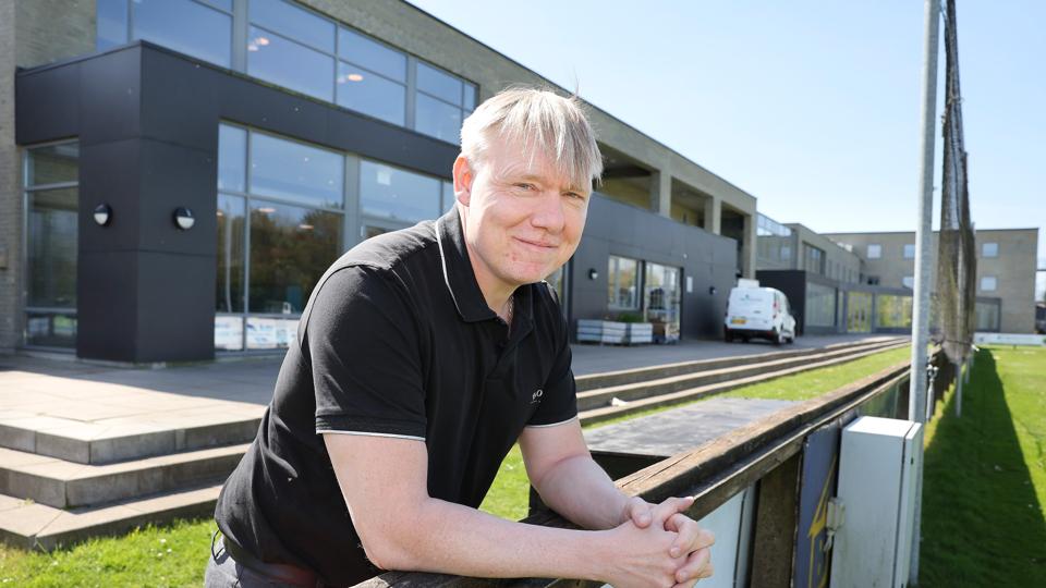 Centerdirektør Alex Rasmussen lover, at et stort svømmecenter bliver en realitet trods stigende priser. <i>Foto: Bente Poder</i>