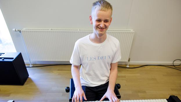 Mange års erfaring gør, at Nikolaj føler sig helt hjemme på ethvert klaviatur.  <i>Foto: Bo Lehm</i>