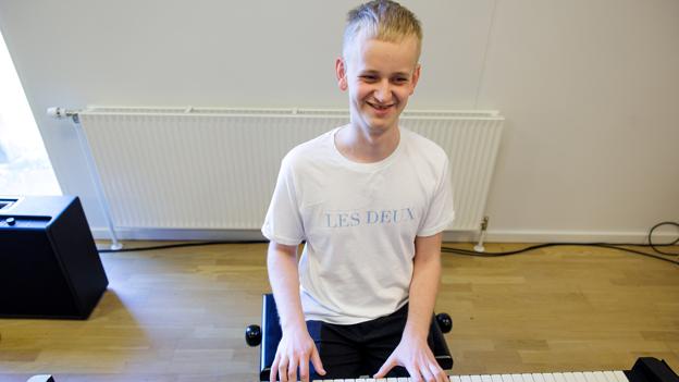 Mange års erfaring gør, at Nikolaj føler sig helt hjemme på ethvert klaviatur. <i>Foto: Bo Lehm</i>
