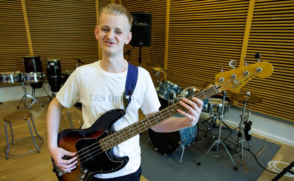 Selv om han er blind, insisterer Nikolaj Rønaa på at leve et næsten almindeligt teenageliv. Det hjælper et positivt livssyn, livsglæde og god nordjysk stædighed ham med. <i>Foto: Bo Lehm</i>
