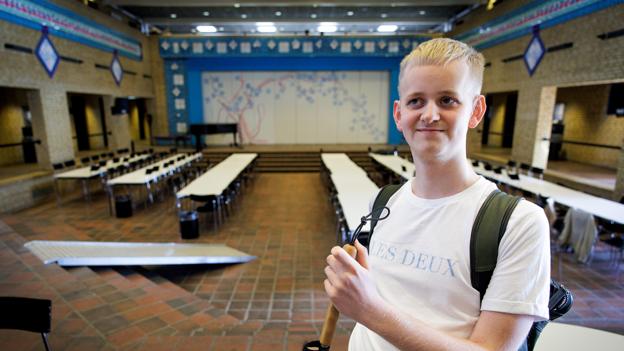 Nikolaj Rønaa færdes stort set ubekymret på Vesthimmerlands Gymnasium og HF i Aars. Han er god til at lave indre kort over bygninger, han går meget i, og blindestokken klarer resten. Støder han ind i noget, har han en teknik til at undgå at falde, der er en ninja værdig. <i>Foto: Bo Lehm</i>