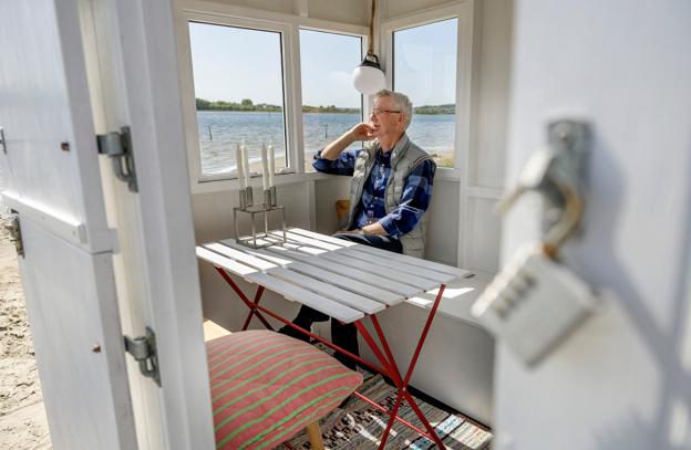 Hans Pedersens badehus skal danne ramme om samvær og hygge ved sommerdage på stranden. Selvom pladsen er begrænset, kan Hans invitere venner og familie på en drink eller kaffe, lige dér, hvor han vælger at parkere med sit hus. <i>Foto: Lars Pauli</i>