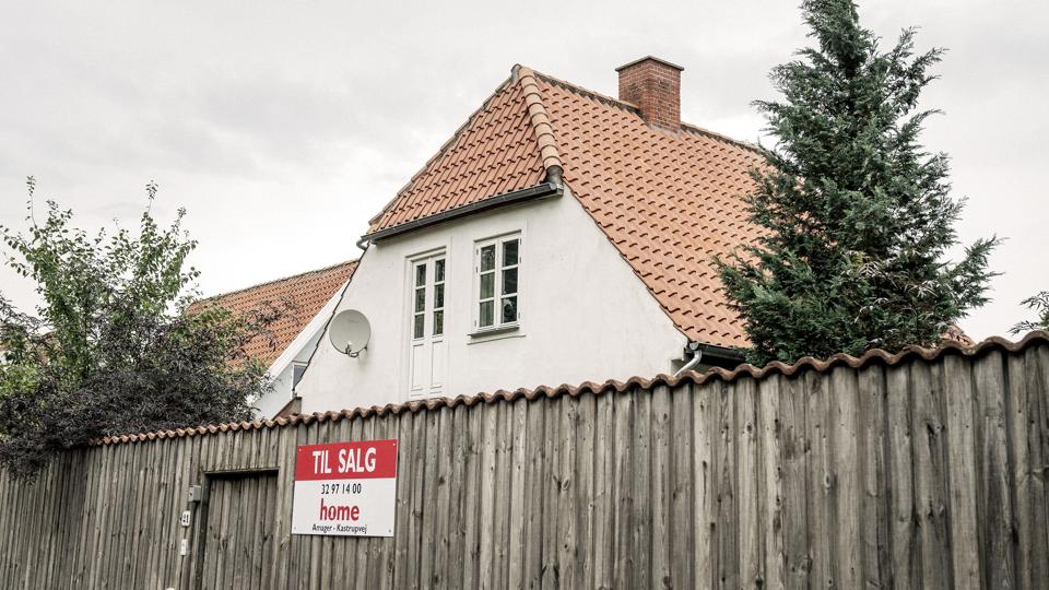 Antallet af "til salg"-skilte er vokset mere end vanligt i april - dog fra et meget lavt niveau ifølge økonomer(Arkivfoto). <i>Mathias Svold/Ritzau Scanpix</i>
