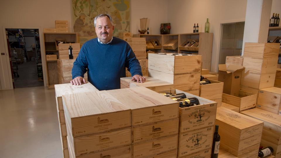 Der bliver solgt flere forskellige slags vin, og det er grundlagt for, at Sigurd Müller Vindhandel nu er blevet nødt til at udvide domicilet i Aalborg. <i>Foto: Henrik Louis</i>
