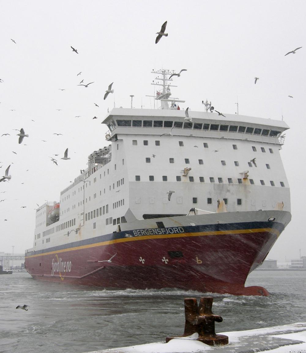 Februar 2010. Fjord Lines daværende færge 'Bergensfjord' ankommer Hirtshals i snestorm, omgivet af måger. Færgen er i dag ombygget til dag-cruisefærge og besejler Fjord Lines rute mellem Sandefjord og Strømstad under navnet 'Oslofjord'. Foto: Februar 2010. Fjord Lines daværende færge 'Bergensfjord' ankommer Hirtshals i snestorm, omgivet af måger. Færgen er i dag ombygget til dag-cruisefærge og besejler Fjord Lines rute mellem Sandefjord og Strømstad under navnet 'Oslofjord'. Foto: