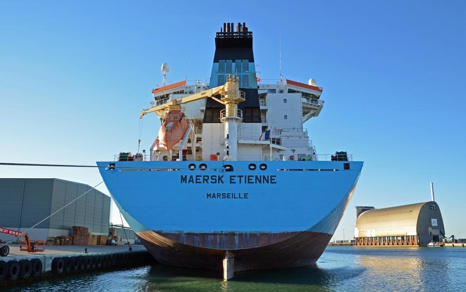 2. oktober 2013. Maersk Tankers' produkt- og kemikalietankskib 'Maersk Etienne' er forbi Hirtshals til en overhaling. I baggrunden ses den overdækkede flydedok "Katedralen", der ikke længere er en del af havnebilledet i Hirtshals. Foto: 2. oktober 2013. Maersk Tankers' produkt- og kemikalietankskib 'Maersk Etienne' er forbi Hirtshals til en overhaling. I baggrunden ses den overdækkede flydedok "Katedralen", der ikke længere er en del af havnebilledet i Hirtshals. Foto: