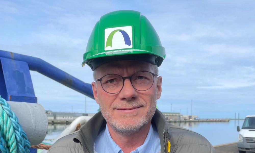 - Det er en tung, men nødvendig beslutning. Vi må konkludere, at værftet er på vej til at miste sin relevans i markedet, siger Anders Hecht-Pedersen direktør i Hirtshals Yard. - Det er en tung, men nødvendig beslutning. Vi må konkludere, at værftet er på vej til at miste sin relevans i markedet, siger Anders Hecht-Pedersen direktør i Hirtshals Yard.
