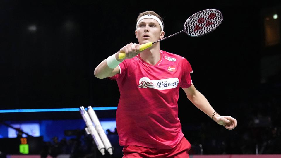 Viktor Axelsen fejede for anden dag i træk gulv med sin modstander ved Thomas Cup. Tirsdag gik det ud over franske Toma Junior Popov, som blev kostet rundt i hallen i Bangkok. <i>Sakchai Lalit/Ritzau Scanpix</i>