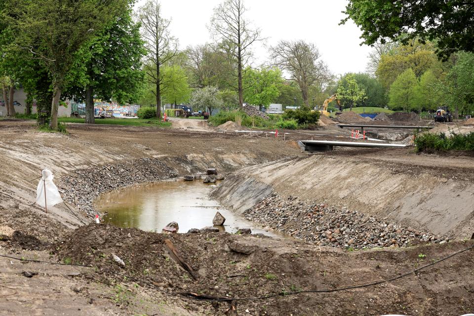 Arbejdet med at genåbne Østerå gennem Karolinelund i Aalborg er allerede langt fremme. <i>Foto: Claus Søndberg</i>