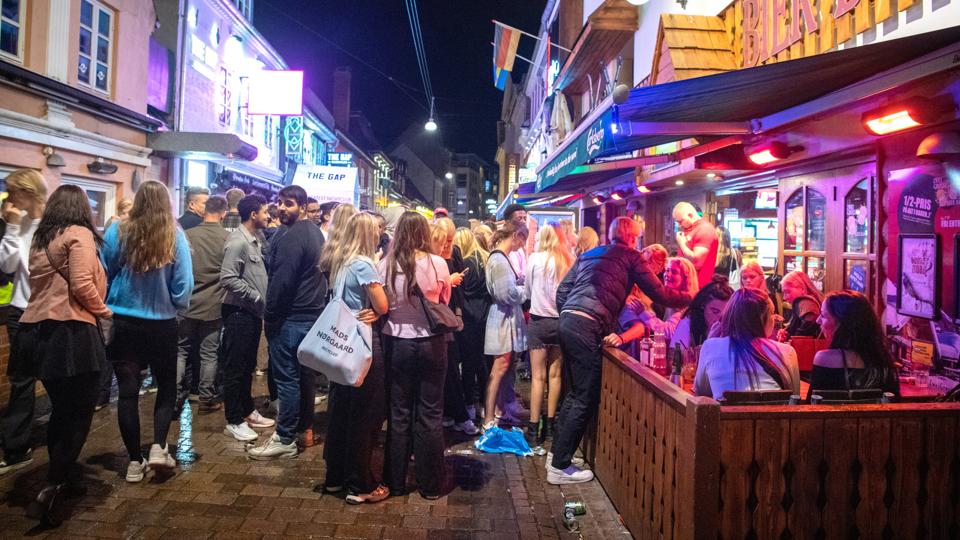 Jomfru Ane Gade i Aalborg er en magnet på de unge. Og dem under 18 år, der også er klar på en fest. <i>Foto: Bente Poder</i>