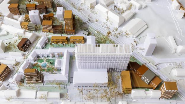 Ejendomsselskabet Nordud præsenterer vision for Sygehus Nord-grunden på Utzon Center. Modellen af vinderprojektet fra Team SLA. <i>Foto: Henrik Bo</i>