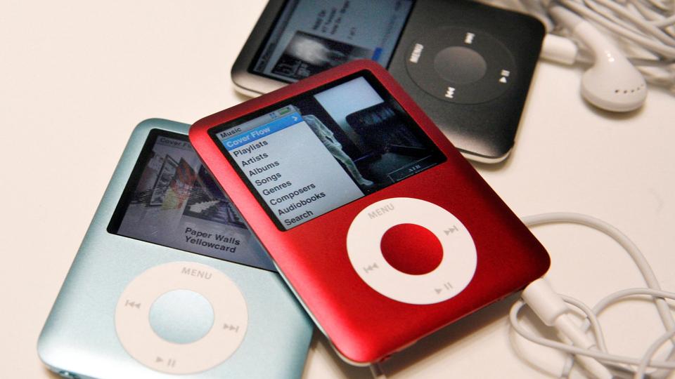 Den originale iPod var den første mp3-afspiller, der kunne huse 1000 sange og have en batteritid på 10 timer, skriver Apple.
På billedet ses modellen iPod nano. (Arkivfoto). <i>Robert Galbraith/Reuters/Ritzau Scanpix/Reuters</i>