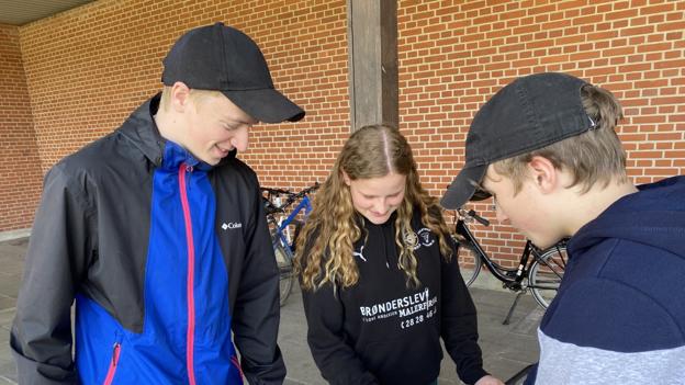 Der skal være plads til både møbler, en grill, knallerter og en masse unge i den kommende hyggekrog. Her nærstuderer Marius, Emilie og Alex tegningerne og glæder sig til at arbejdet går i gang. <i>Foto: Lars Høj</i>