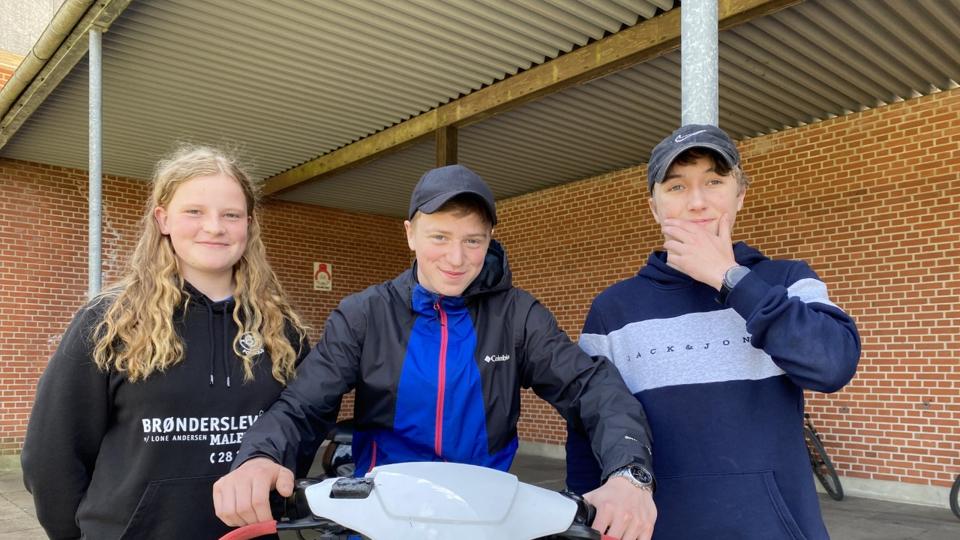 Om kort tid har de unge i Jerslev deres helt egen hyggekrog, hvor de kan mødes og snakke, grille og hvad de ellers har lyst til. Emilie Nielsen, Marius Hansen og Alex Jensen står bag initiativet, som der er skaffet 75.500 fondskroner til - og skal bygges i godt 50 kvm. af Toftegårdsskolens cykelskur af en gruppe pensionister, som hjælper med lidt af hvert i Jerslev. <i>Foto: Lars Høj</i>
