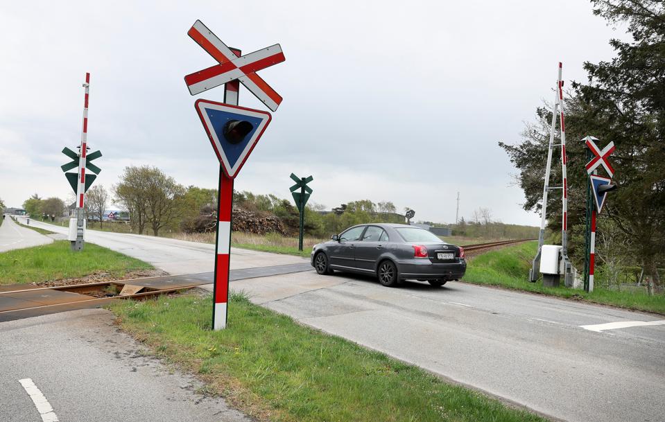 Borgerne i Hirtshals er frustrerede over, at det tilsyneladende ikke kan lade sig gøre at få bommene til at fungere ordentligt. Dette billede er taget onsdag, hvor bomme og systemer dog fungerede efter hensigten i Søndergade. <i>Foto: Bente Poder</i>