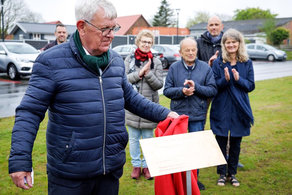 Onsdag 11. maj blev Th. Malles Plads indviet i Snedsted. Viceborgmester i Thisted Kommune Kris Yde holdt tale i dagens anledning, og repræsentanter for familien Malle overværede seancen. <i>Foto: Bo Lehm</i>