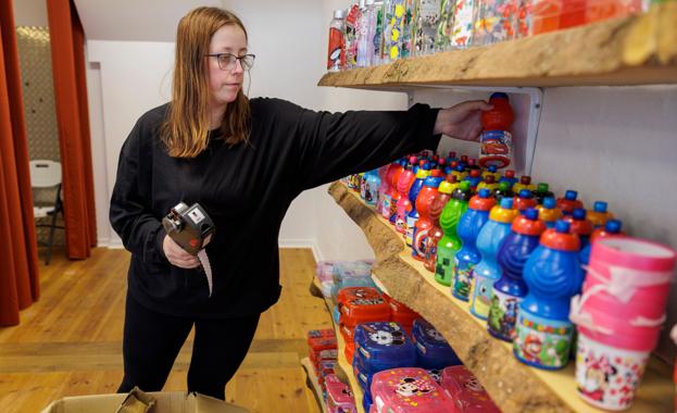 Et usædvanligt stort udbud af drikkedunke og madkasser til de yngste er specielt for SuperBørn. OG i de første dage har der været bud efter dem, fortæller Thea Vegeberg. <i>Foto: Henrik Bo</i>