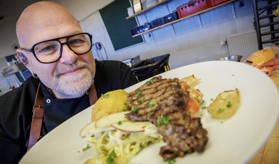 Priserne på fødevarer stiger. Vi har bedt Den Skaldede Kok, Carsten Olsen, om at tilberede tre billige og velsmagende retter. <i>Foto: Martin Damgård</i>
