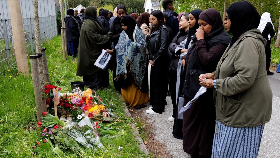 Onsdag blev femårige Fartun mindet foran børnehaven og det sted, hvor hun menes at være klatret over hegnet. <i>Foto: Henrik Bo</i>
