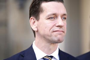 Minister vil ændre "skøre" regler og give lønnede praktikanter ophold