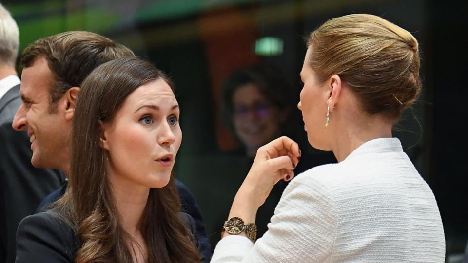 Mette Frederiksen i samtale med statsminister Sanna Marin ved et møde i EU. <i>Alain Jocard/Ritzau Scanpix</i>