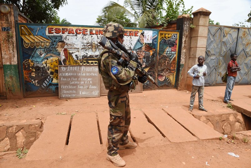 Soldater udsendt for EU. Flere steder i Afrika har EU militære missioner. Her er det fra Bangui - hovedstaden i Den Centralafrikanske Republik.  <i>Foto: Issouf Sanogo/AFP/Ritzau Scanpix</i>