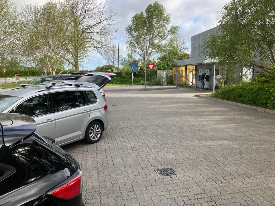 Bilerne - og sækkene fyldt med flasker og dåser - finder igen vej til pantstationen i Aalborg. <i>Foto: Jan M. Jensen</i>