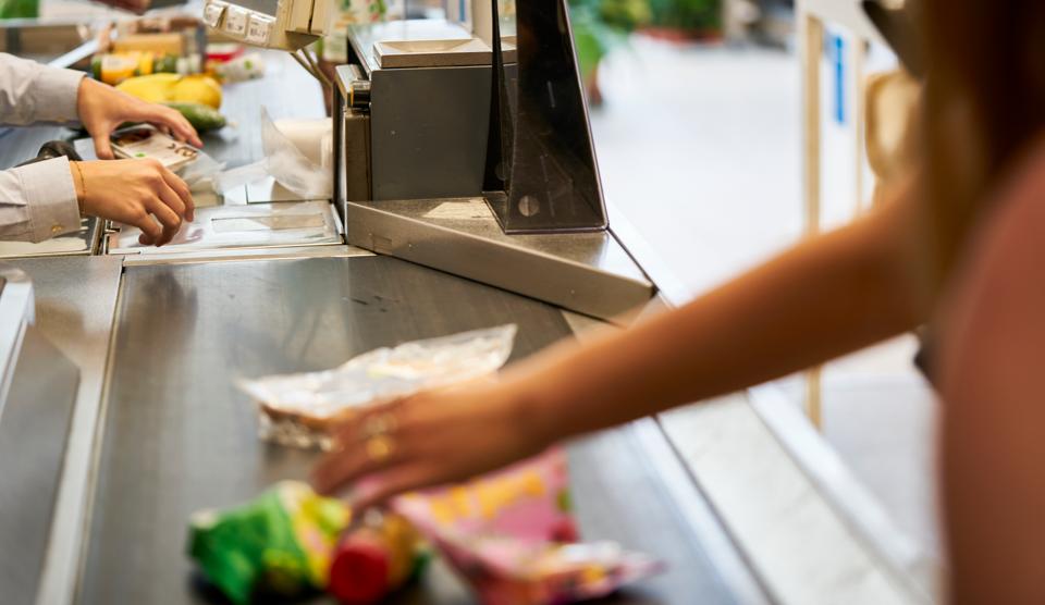 Denne uges tal fra Danmarks Statistik viser, at forbrugerpriserne er 6,7 procent højere end for et år siden. Det er den største stigning på et år siden 1984 - så der er basis for et grundigt tjek af familiens vaner. <i>Arkivfoto: Ritzau Scanpix</i>