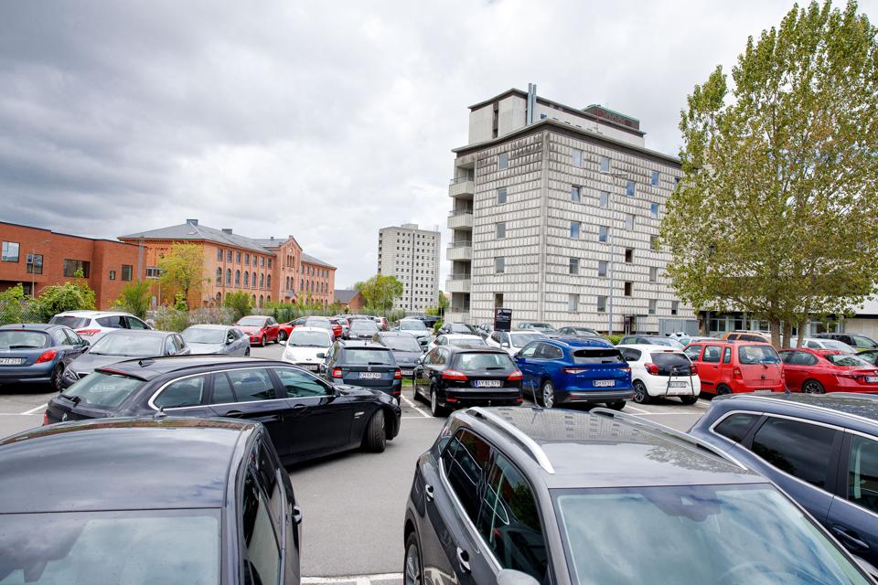 Planerne for bebyggelse/ anvendelse af Sygehus Nord-grunden omfatter også den nuværende p-plads ved Gåsepigen, hvor der skal være bypark. Og det glæder de fleste af de aalborgensere, Nordjyske har talt med. <i>Foto: Bo Lehm</i>