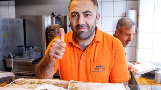 Rustem Yildirim: Jeg synes, det er en god ide, og det ser ud til at være et forslag, der også giver plads til, at folk kan bruge grunden . Der kommer jo mange studerende og unge mennesker her i området, men det trænger til et løft - og også gerne noget, der gør noget ved trafikken i Reberbansgade, som er meget slem. Så jeg glæder mig til at se "det ny Aalborg". <i>Foto: Bo Lehm</i>