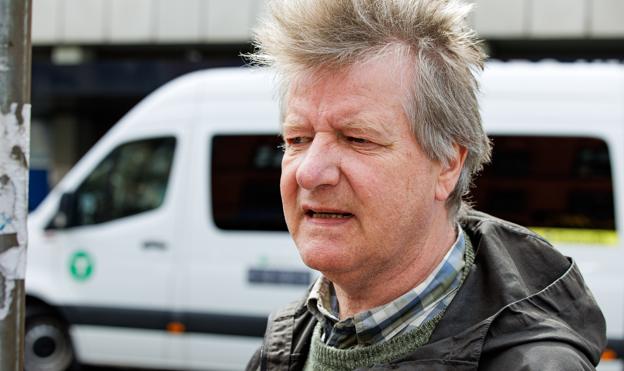 Hans-Jørgen Ingemann: Forslaget lyder som en god ide. Jeg har lige kigget lidt på det, for jeg bor selv her i Reberbansgade, så jeg synes selvfølgelig, det bliver spændende, hvad der kommer til at ske. Det er nok begrænset, hvad der er mulighed for at gøre med grunden, men hvis det bliver en kombination af grønt og bebyggelse - og gerne noget tæt/lavt - synes jeg, det vil være fint. <i>Foto: Bo Lehm</i>