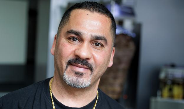 Bassam Zya: Jeg tror, det vil være godt med boliger på grunden. Det passer godt til området og alle de unge, som bor her. Og så håber jeg, de også vil gøre noget ved Reberbansgade og kvarteret omkring sygehuset, så det bliver spændende at se. <i>Foto: Bo Lehm</i>