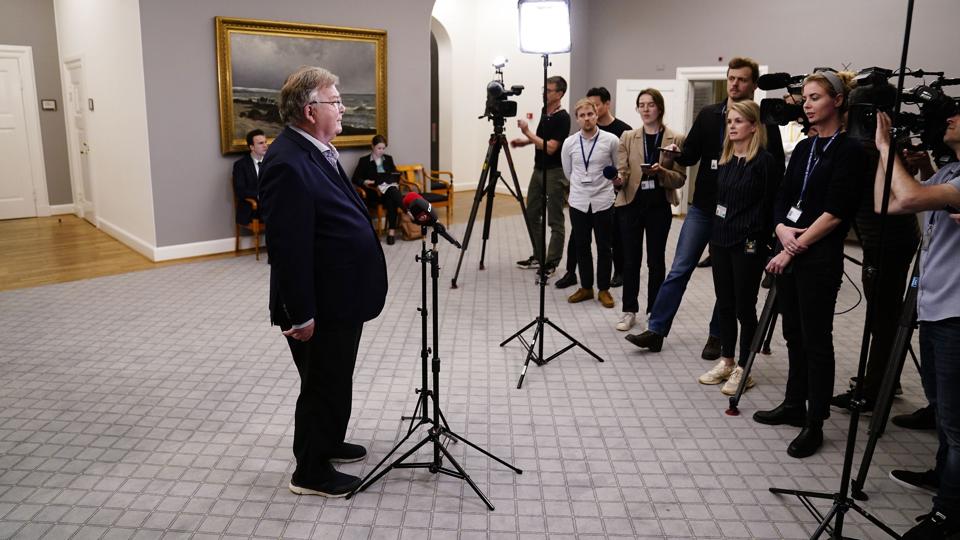 Claus Hjort Frederiksen (V) udtaler sig på Christiansborg torsdag den 12. maj 2022. Anklagemyndigheden vil tiltale Claus Hjort Frederiksen for viderebringelse af statshemmeligheder. <i>Mads Claus Rasmussen/Ritzau Scanpix</i>