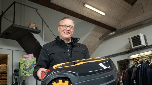 Kurt og kollegaerne kan altid rådgive dig i havemaskiner. <i>Foto: Bjarne Hyldgaard</i>