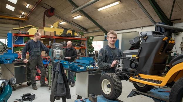 Værkstedet er aldrig tomt for medarbejdere hos Thy Traktor & Maskinservice. <i>Foto: Bjarne Hyldgaard.</i>