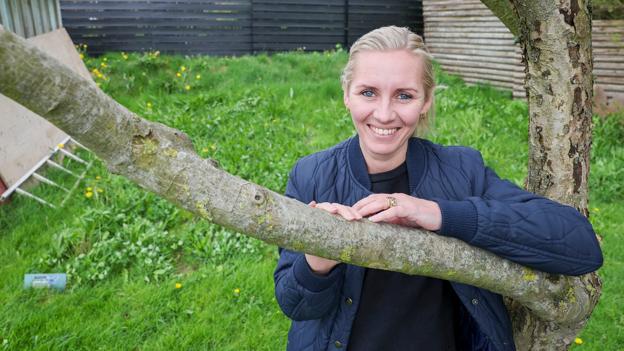 Ditte Hjørringgaard er en glad have-ejer og er gået nye veje. <i>Foto: Bente Poder</i>
