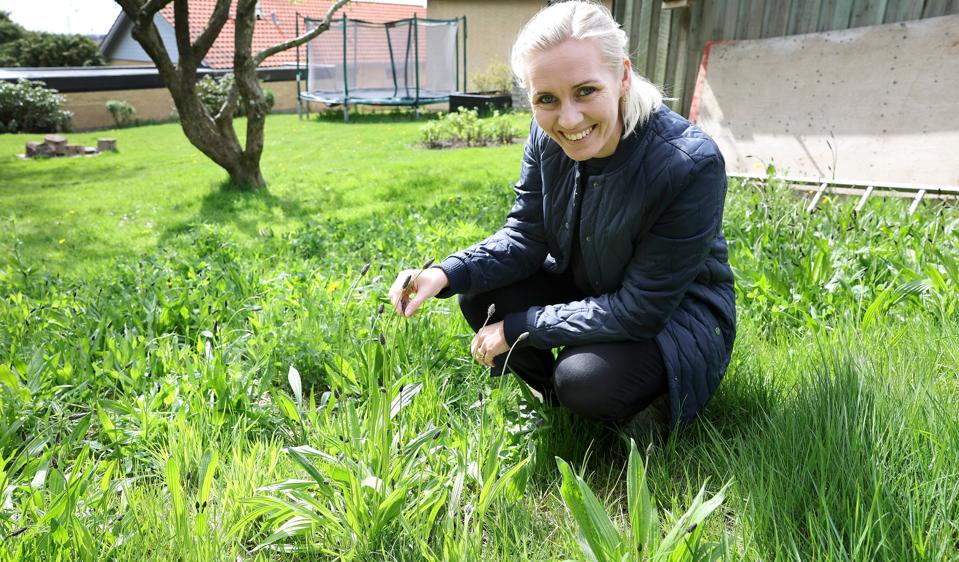 Ditte Hjørringgaard blev for tre år siden kendt, da hun lagde sin have om og medvirkede i DR-serien Giv os naturen tilbage. <i>Foto: Bente Poder</i>