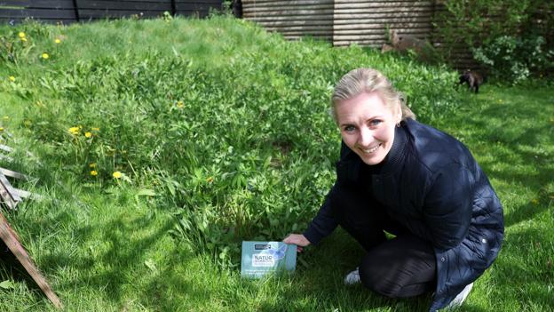 Ditte Hjørringgaard blev for tre år siden kendt, da hun lagde sin have om og medvirkede i DR-serien Giv os naturen tilbage. Hun er fortsat meget begejstret for de blomsterfrø, hun har fået af Hjørring Kommune, der kalder sig Naturkommunen blomstrer vildt. <i>Foto: Bente Poder</i>