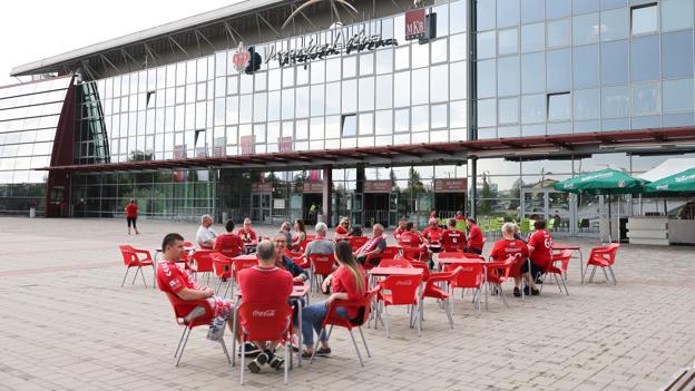 Veszprém-fans på plads ved hallen forud for Aalborg Handbold kamp mod Telekom Veszprém, i kvartfinalen i EHF Champions League. <i>Foto: Claus Søndberg</i>