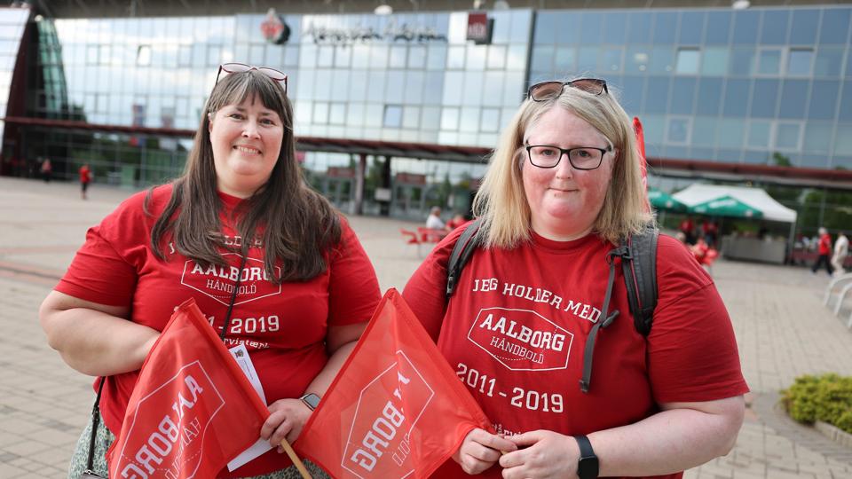 Søstrene Rasmussen fra Aalborg på plads ved hallen i Veszprém forud for kvartfinalen i EHF Champions League. <i>Foto: Claus Søndberg</i>