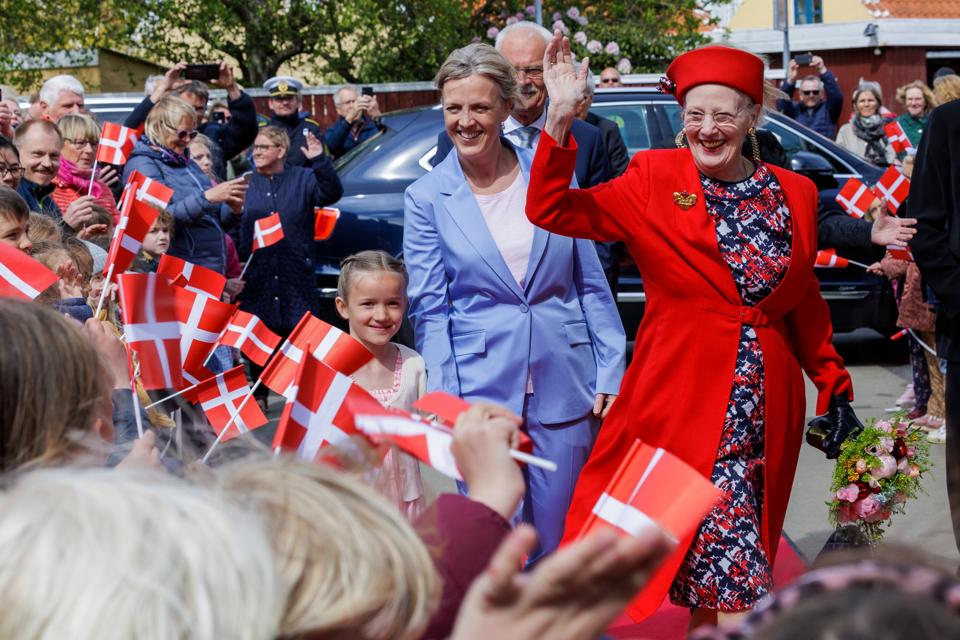 Direktør Lisette Vind Ebbesen sammen med Dronning Margrethe, der åbnede udstillingen på Skagens Museum 12. maj. Siden da har 32.000 gæster set "Krøyer og Paris - Franske forbindelser og nordiske toner." <i>Arkivfoto: Henrik Bo</i>
