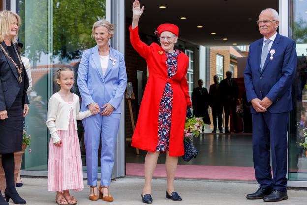 Dronning Margrethe vinkede til de fremmødte, inden hun forsvandt ind på museet. Længst til venstre ses borgmester Birgit S. Hansen, derefter museumsdirektør Lisette Vind Ebbesen - mens det yderst til højre er det mangeårige byrådsmedlem Bjarne Kvist, der er bestyrelsesformand for Skagens Kunstmuseer. <i>Foto: Henrik Bo</i>