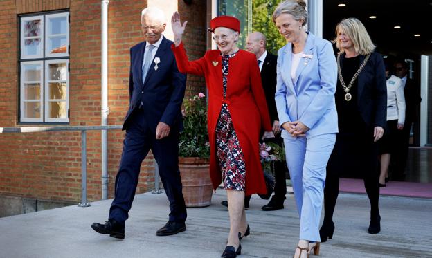 Cirka 17.30 - efter to og en halv time - forlod Dronning Margrethe igen kunstmuseet i Skagen. <i>Foto: Henrik Bo</i>