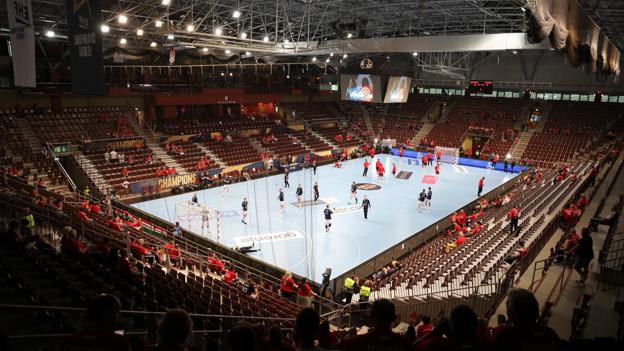 Der er plads til godt 5000 tilskuere i Telekom Veszprém Arena. Kun en lille håndfuld holder med Aalborg Håndbold. <i>Foto: Claus Søndberg</i>