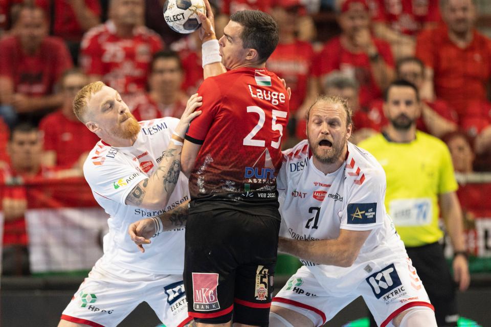 De danske mestre Aalborg Håndbold med Henrik Møllgaard og René Antonsen i nærkamp med danske Rasmus Lauge torsdag aften, da de mødtes i den første af to kvartfinalebrag i Champions League mod Telekom Veszprem i Ungarn. <i>Foto: Claus Søndberg</i>