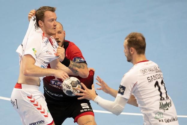 De to svenske Aalborg-stjerner Felix Claar og Lukas Sandell forsøgte med individuelle præstationer at give Aalborg det bedst mulige udgangspunkt. <i>Foto: Claus Søndberg</i>