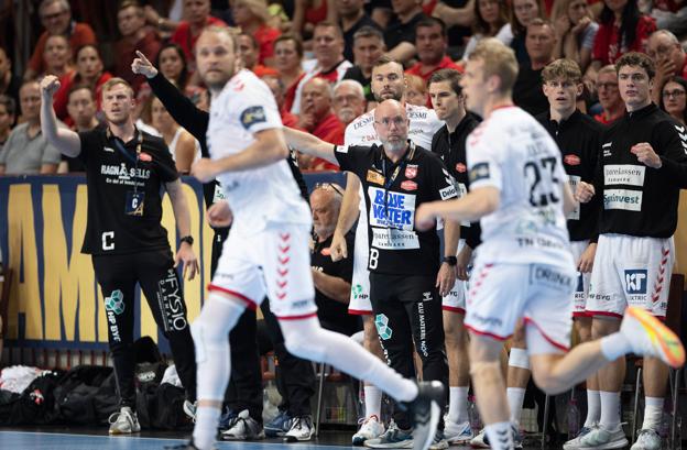 To Aalborg-spillere, cheftræneren kan være tilfreds med. Henrik Møllgaard kæmpede sig igennem opgøret mod Veszprém på halv kraft, mens Buster Juul erstattede skadede Sebastian Barthold - og blev topscorer for Aalborg. <i>Foto: Claus Søndberg</i>