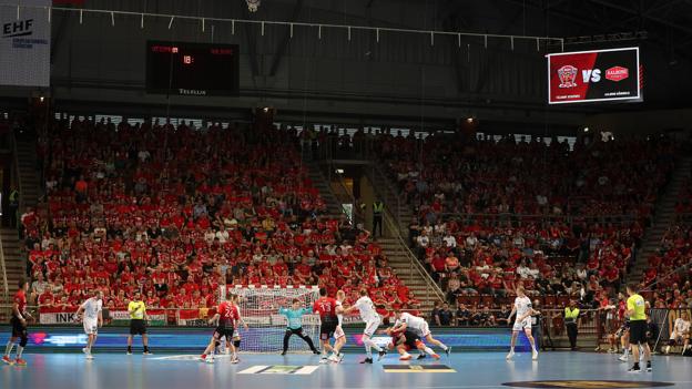 Den ungarske kulisse skal Aalborg Håndbold kunne matche, når de på onsdag har hjemmebane i Sparekassen Danmark Arena. Det bliver ikke let. <i>Foto: Claus Søndberg</i>