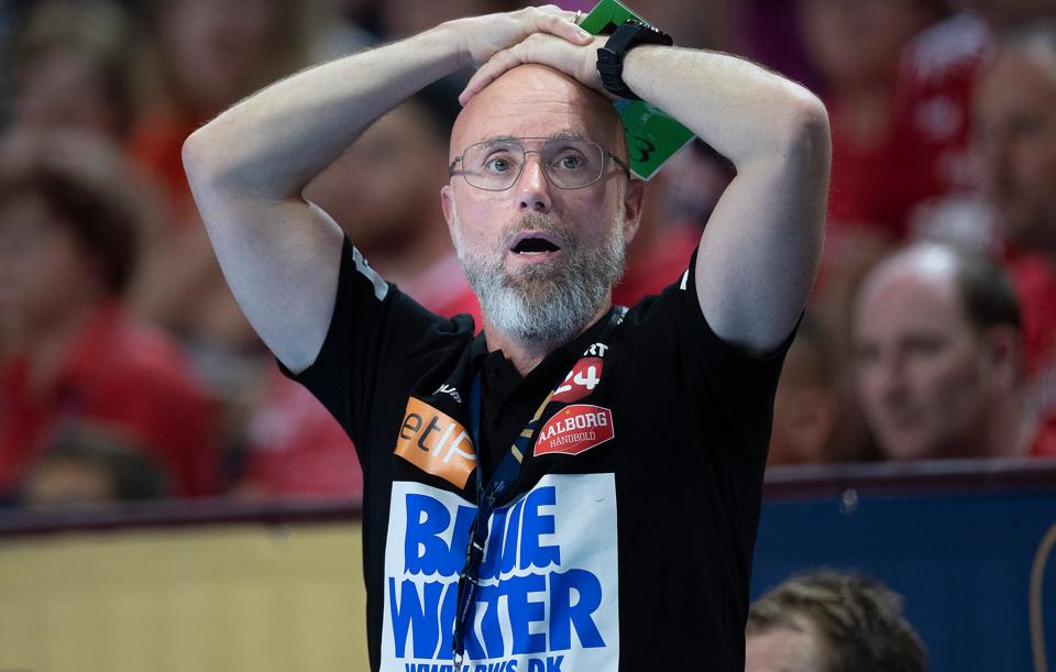 Stefan Madsen tog sig til hovedet flere gange under torsdagens nederlag i CL-kvartfinalens første opgør mod Veszprém. <i>Foto: Claus Søndberg</i>